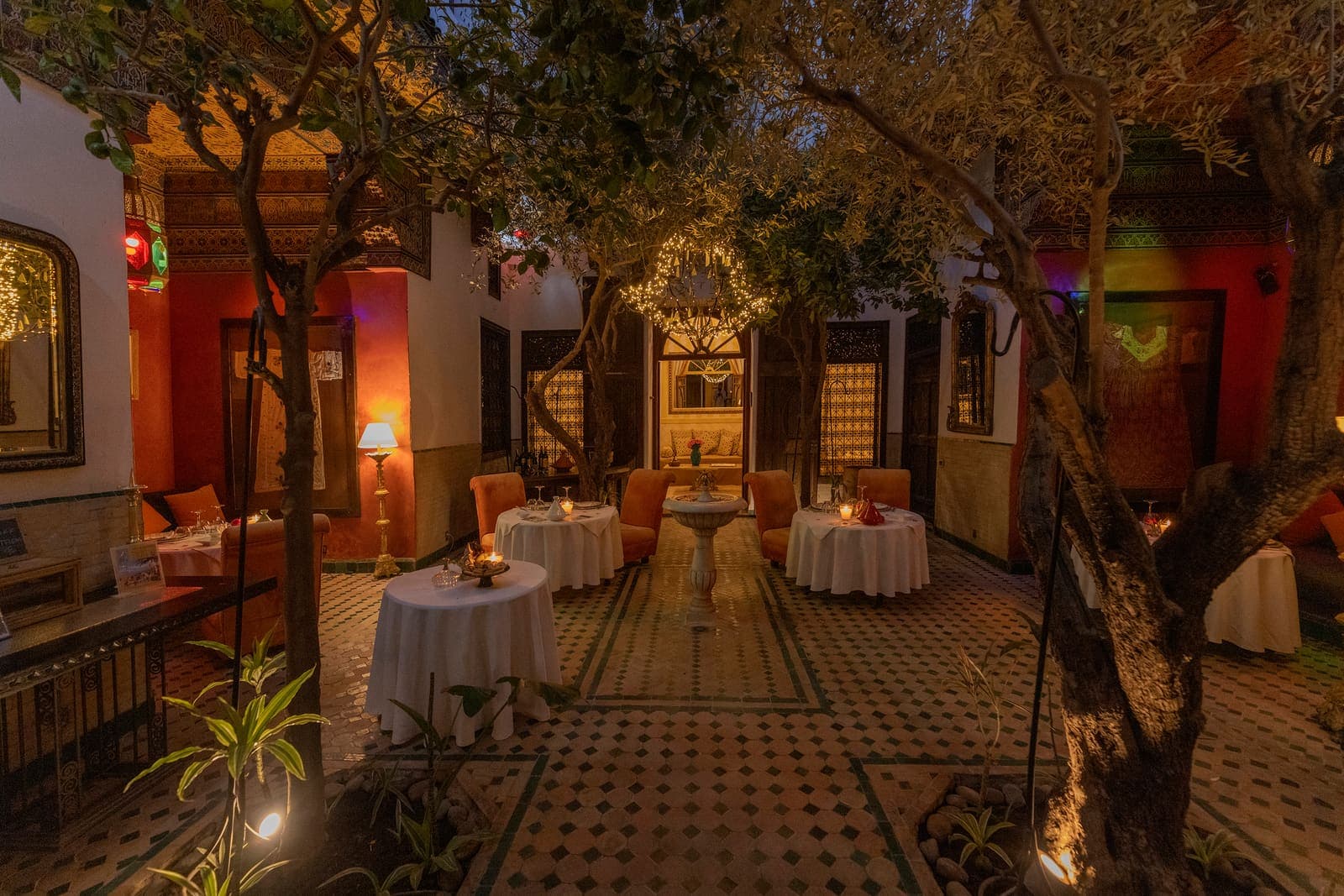 Patio illuminé de nuit