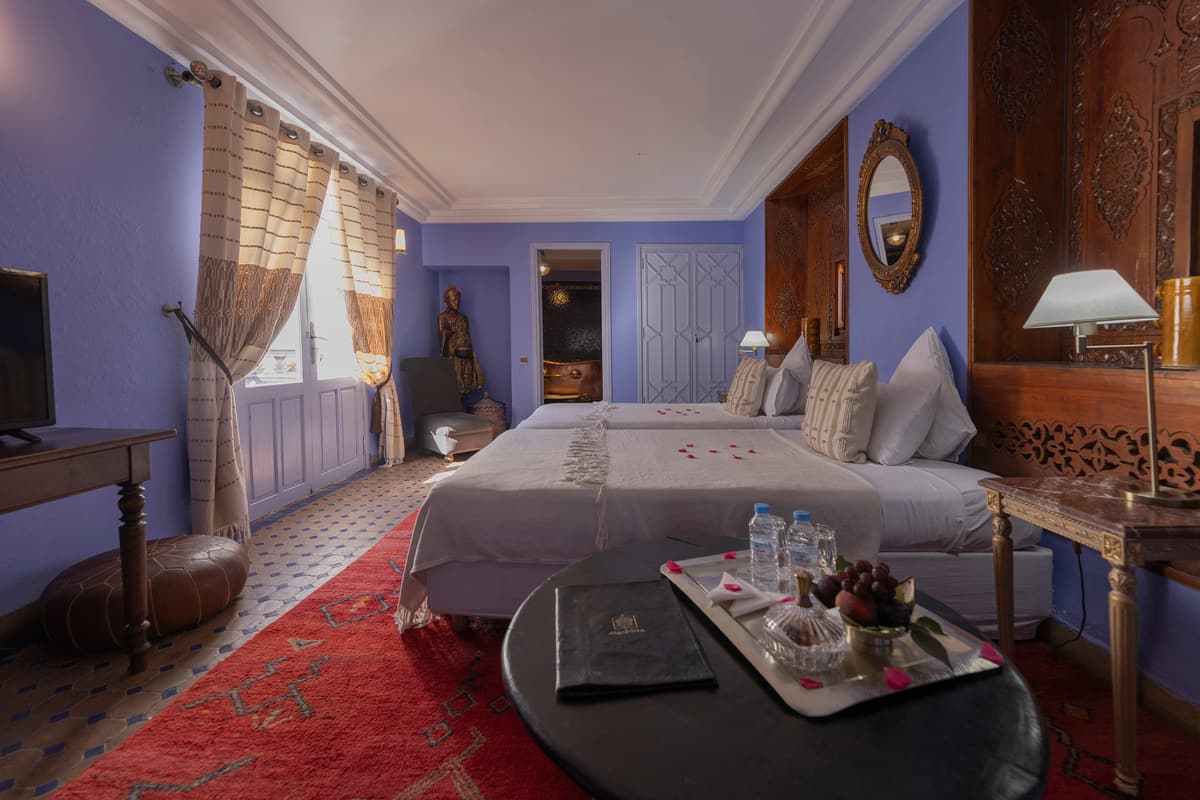 Chambre Atina — volumes clairs et salle de bains en tadelakt
