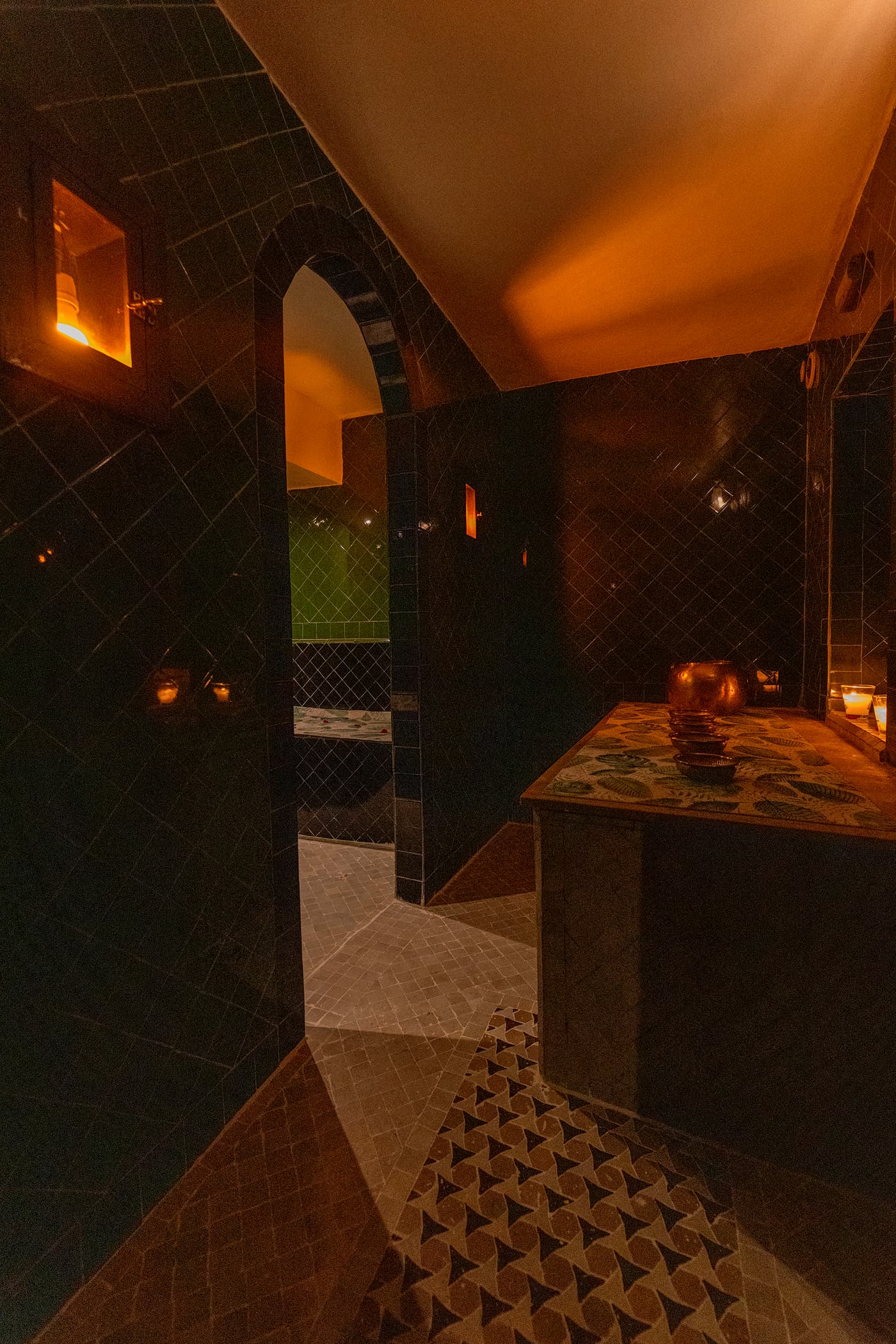 Le hammam traditionnel du spa — tadelakt, vasques et pénombre dorée