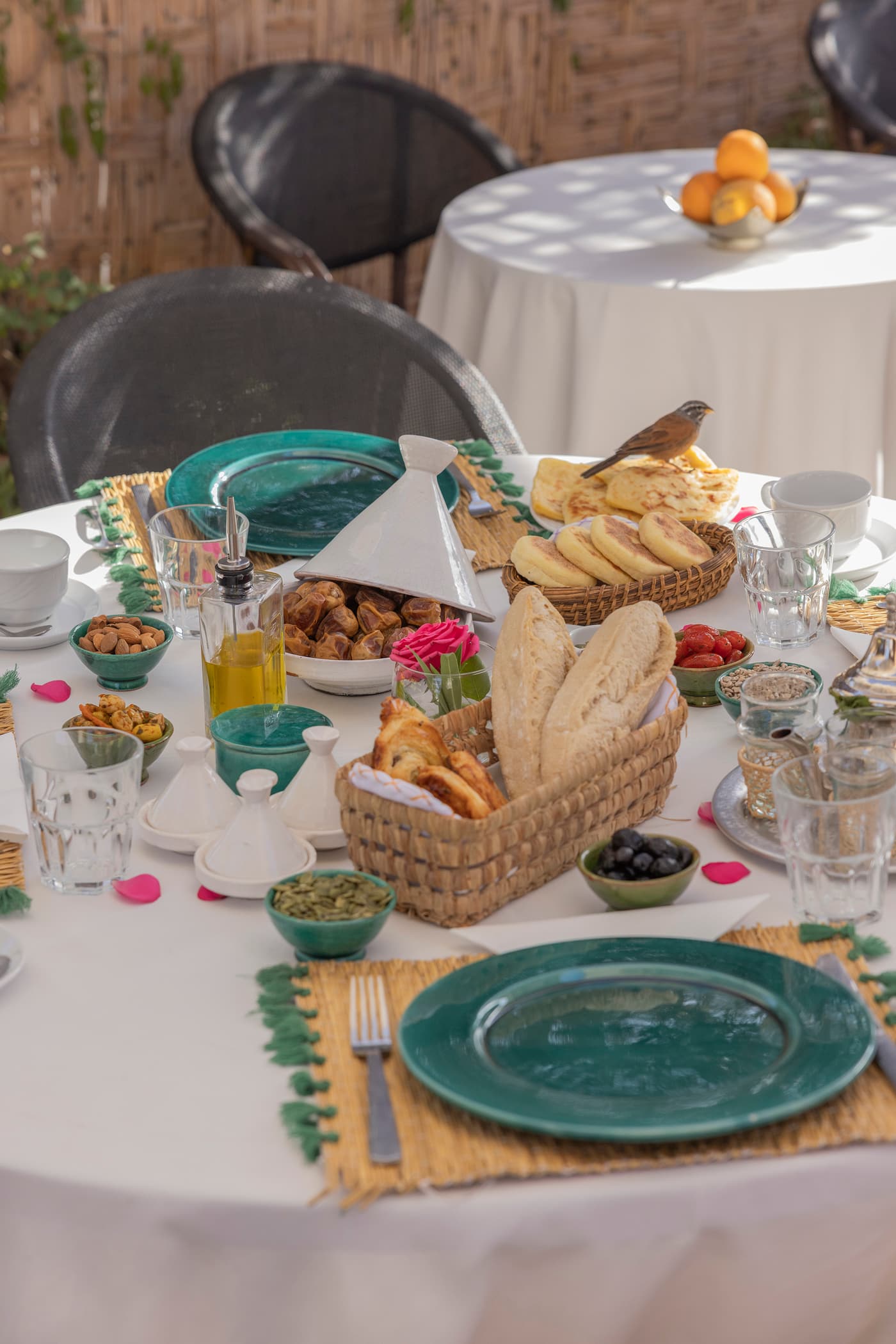 Le petit-déjeuner dressé sur la terrasse solarium, au soleil du matin