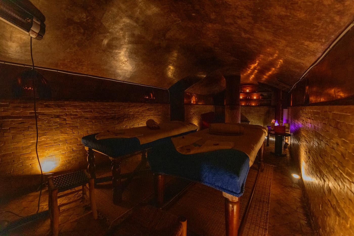 Une salle de massage du spa Les Bains d'Ayadina, lumière tamisée et lignes douces