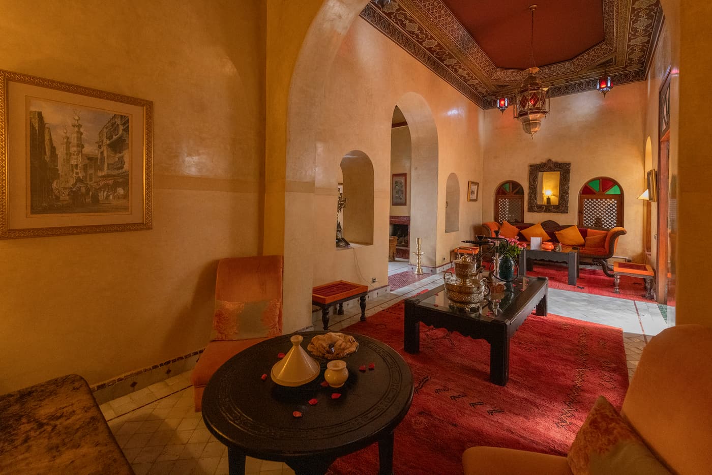 Le salon du riad baigné de lumière naturelle