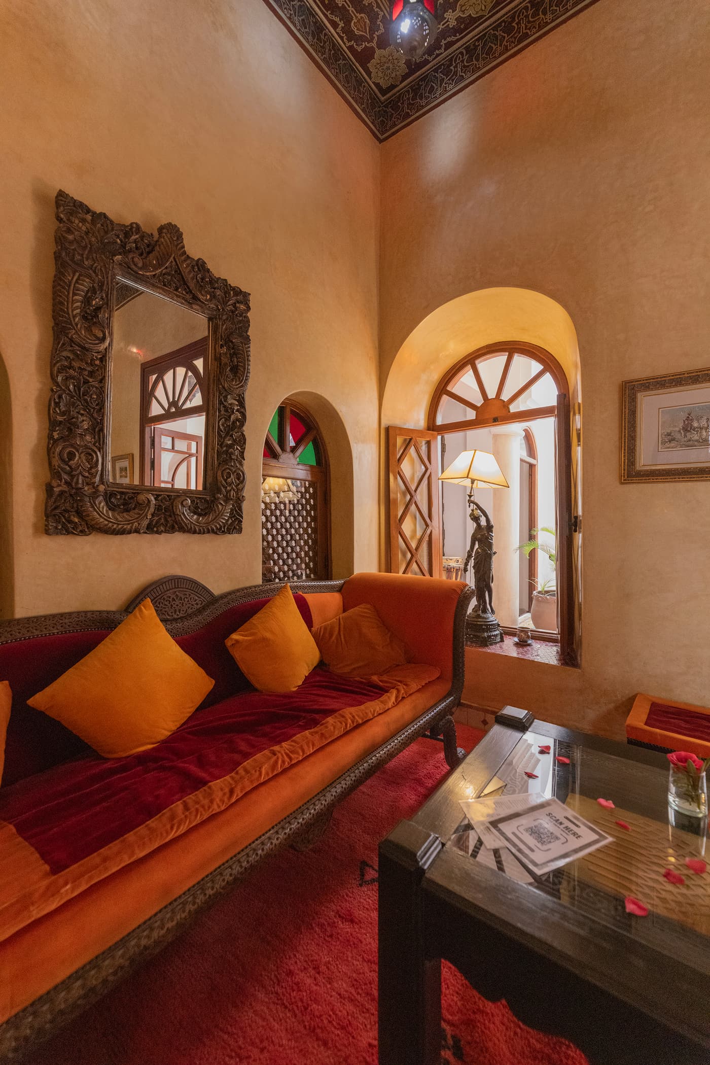 Le salon marocain, banquettes et artisanat