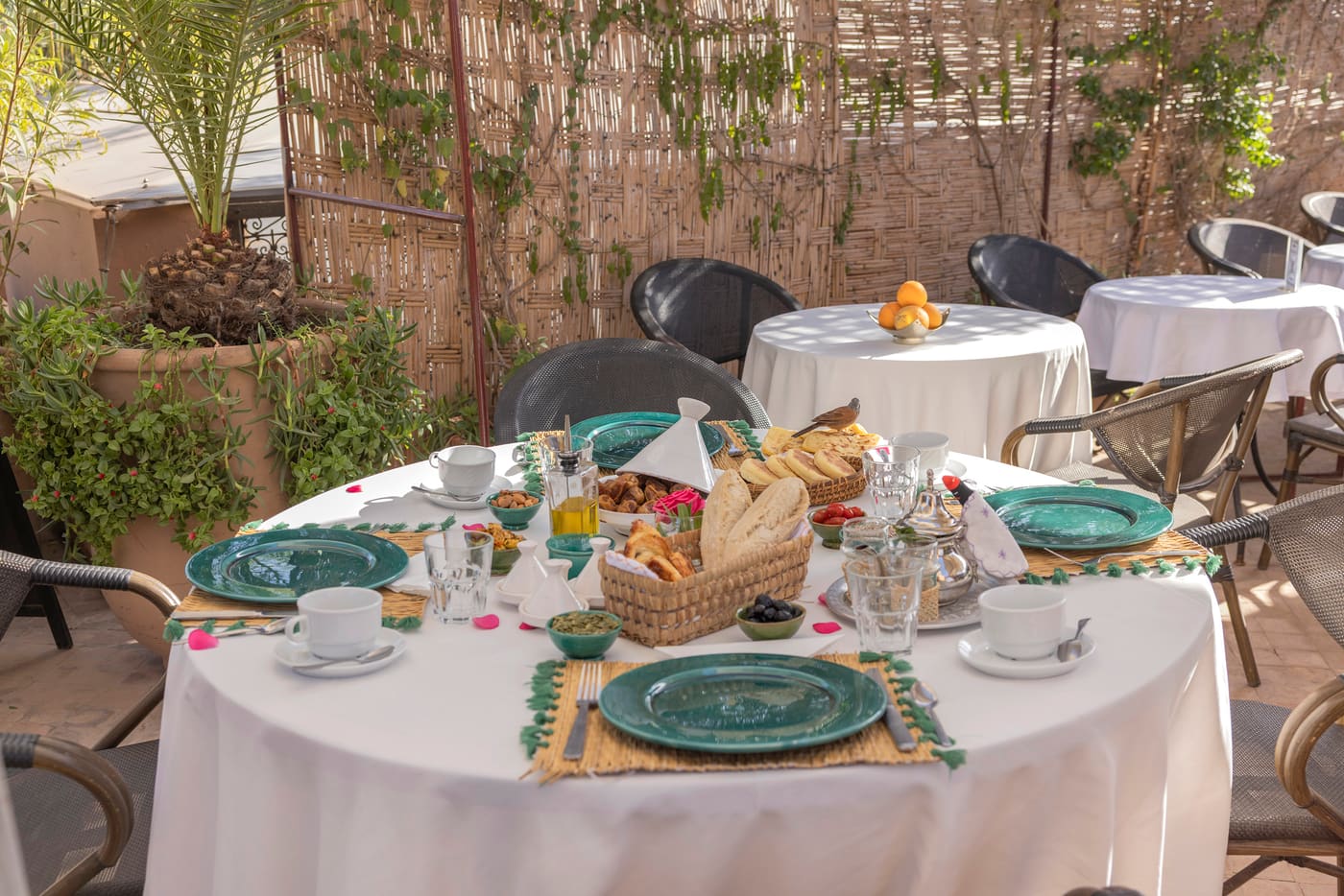 Corbeille et douceurs du petit-déjeuner sur la terrasse